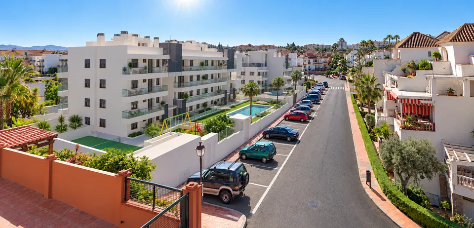 ABA Homes Playa — vista del edificio con la piscina y el parque infantil (infografía)