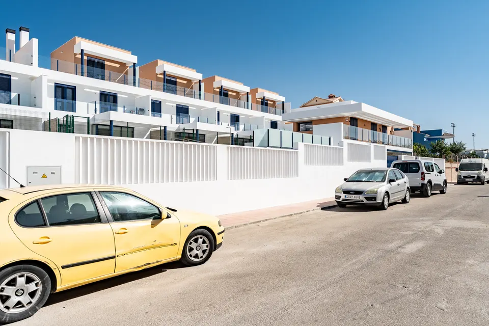 Residencial Alborán — fachada de las viviendas