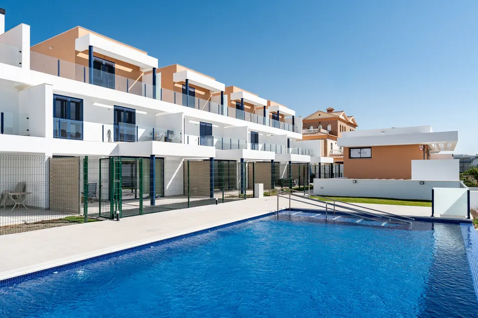 Residencial Alborán — piscina comunitaria